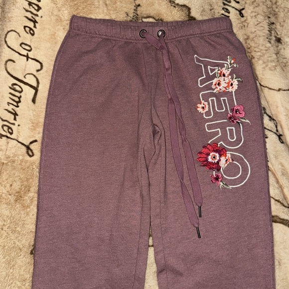 🖤NWOT AEROPOSTALE ANTIQUE ROSE AERO FLORAL JOGGERS SIZE S🖤 - Picture 2 of 9